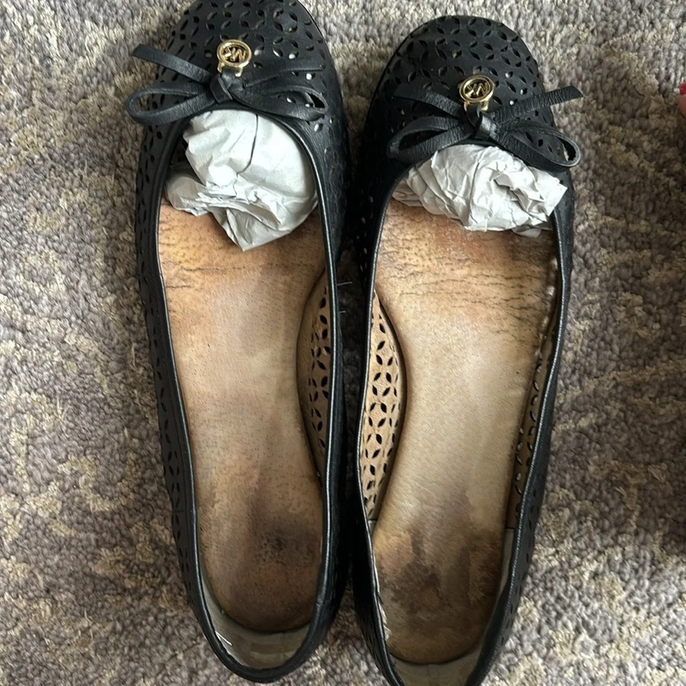 Michael Kors perforated black ballet that’s in size 8 - Picture 8 of 12